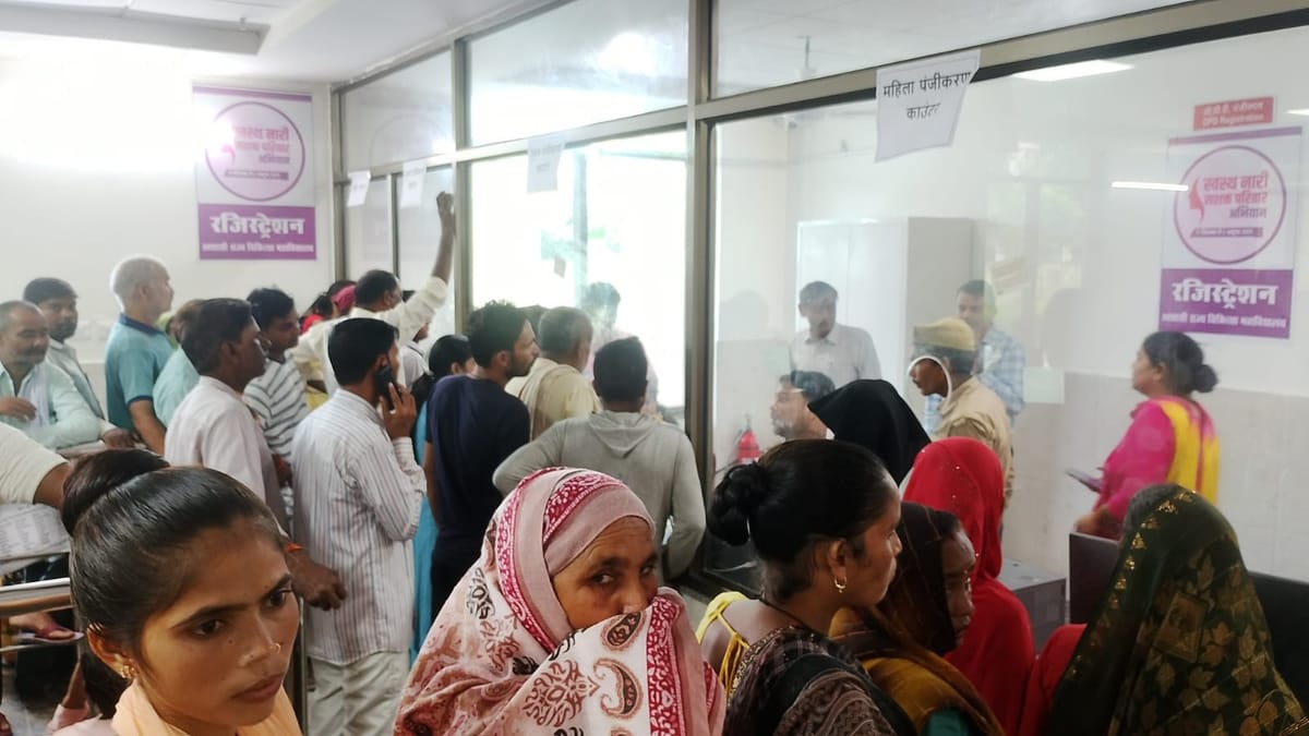 Pilibhit News: जिला अस्पताल में इंटरनेट और सर्वर ठप, पर्चे बनने का काम प्रभावित