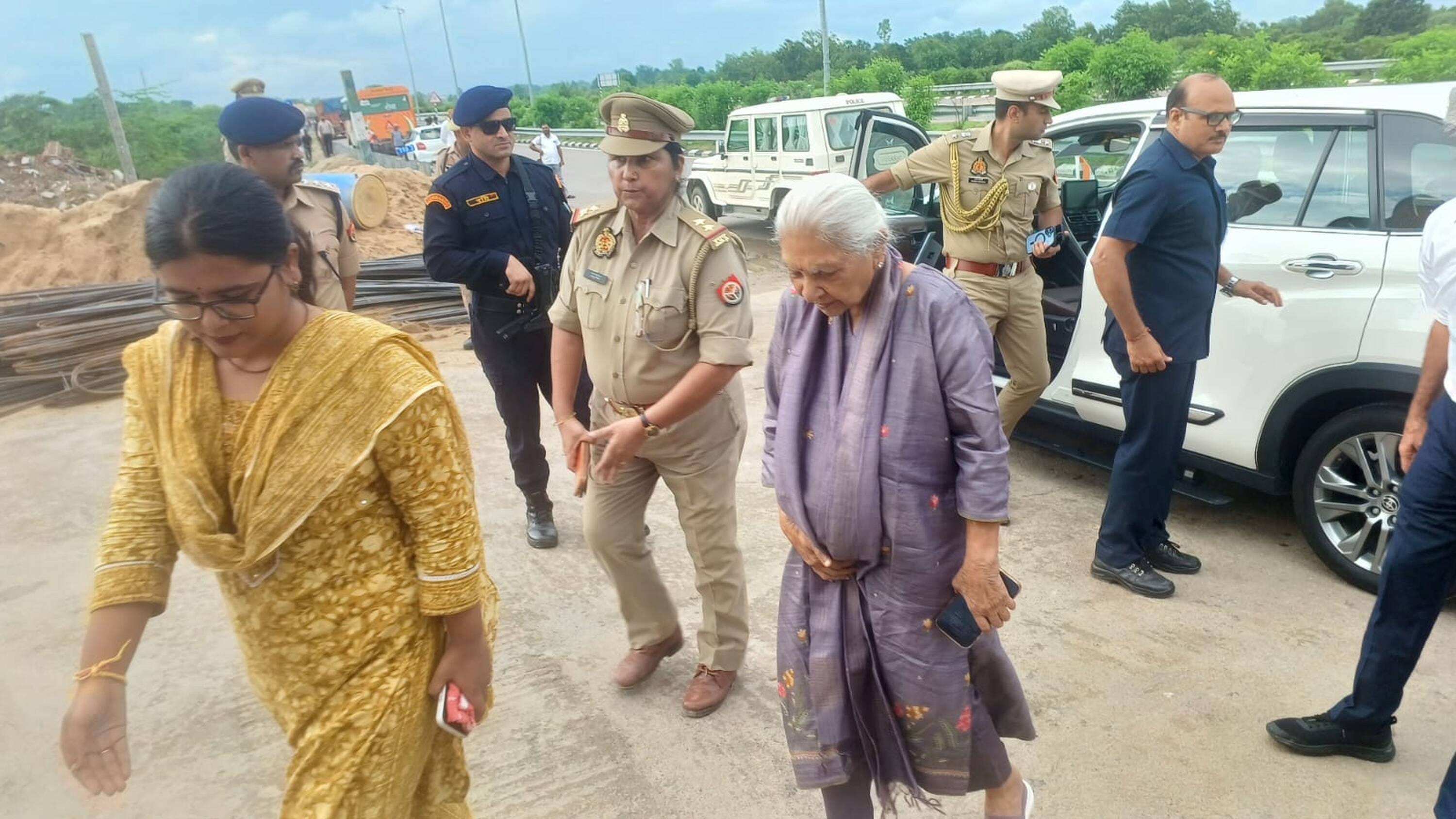  पूर्वांचल एक्सप्रेसवे पर उतरकर कैंटीन में जातीं राज्यपाल। संवाद