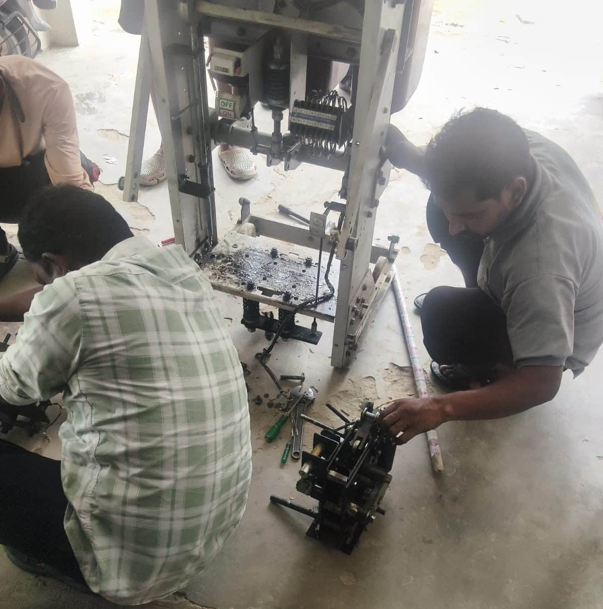 पतौना बिजली घर की जली ट्राली की मरम्मत करते बिजलीकर्मी। स्रोत विभाग