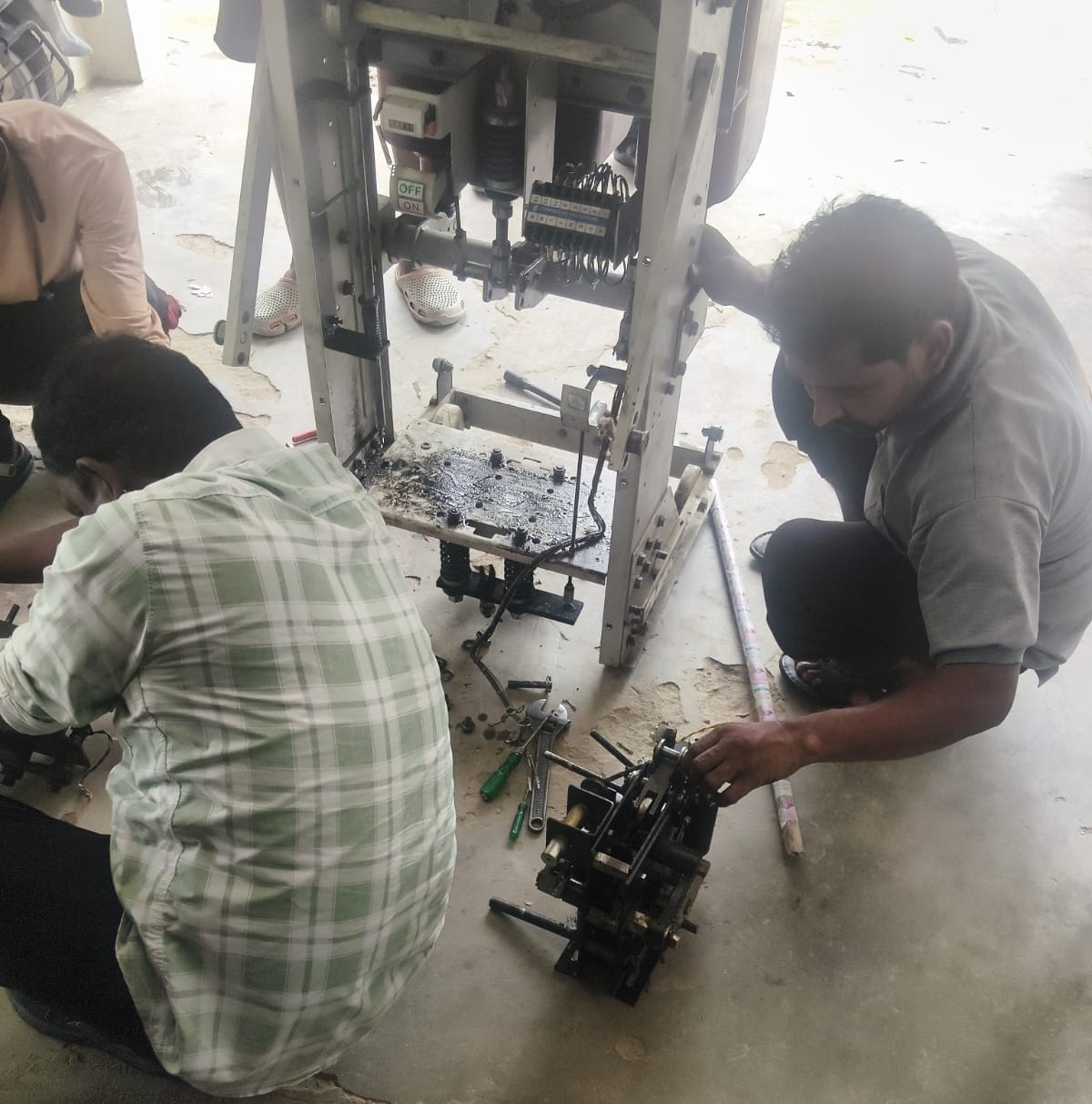 पतौना बिजली घर की जली ट्राली की मरम्मत करते बिजलीकर्मी। स्रोत विभाग
