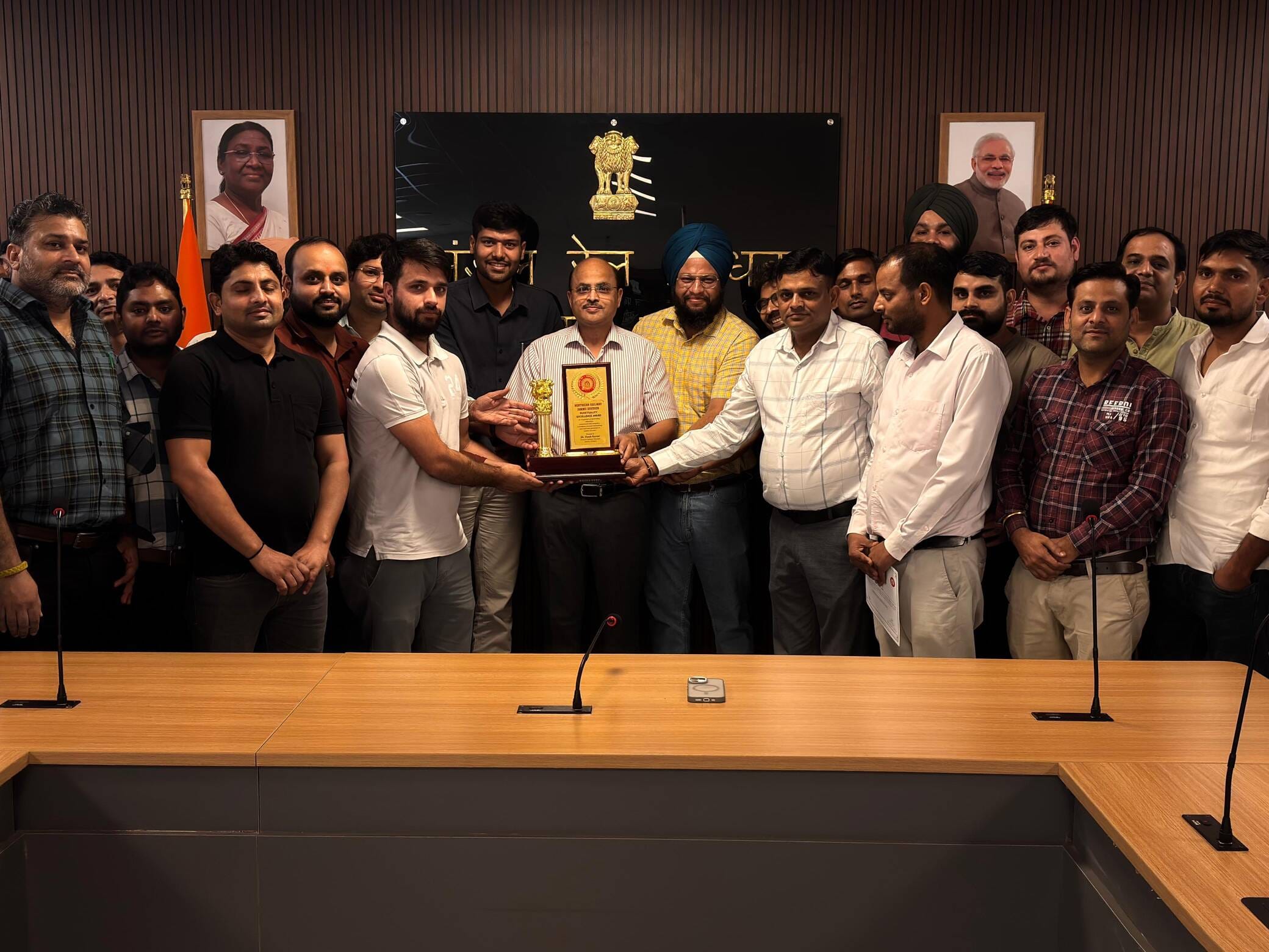 रेलवे कर्मचारियों को सम्मानित करते मंडल रेल प्रबंधक स्रोत रेलवे