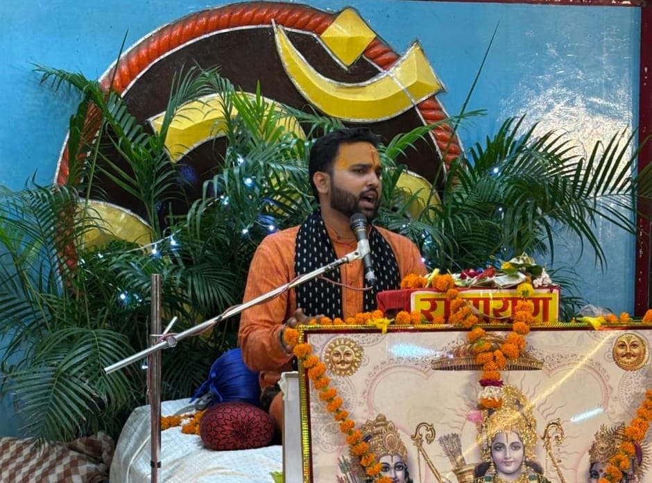 ऋषि आश्रम में कथा सुनाते कथावाचक योगेंद्र महाराज। संवाद