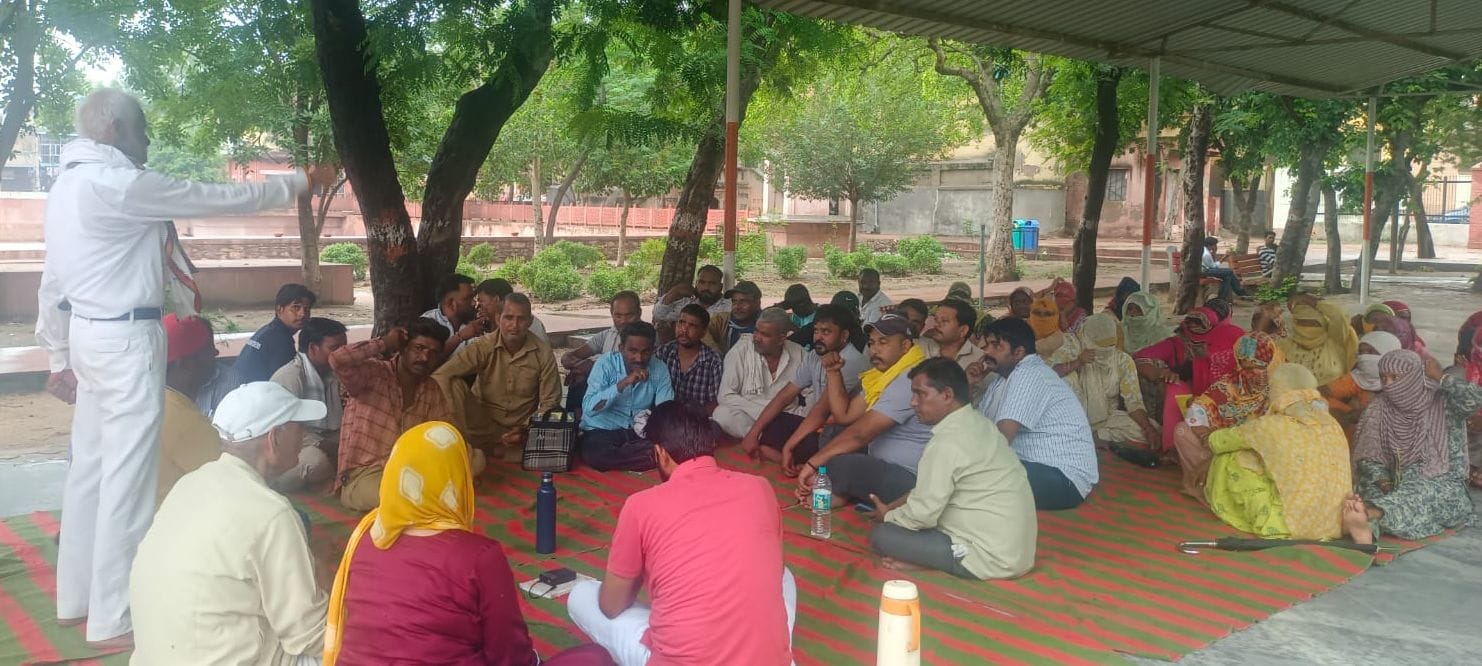 संजय पार्क में आयोजित आम सभा में उपस्थित सफाई कर्मचारी। स्रोत: यूनियन