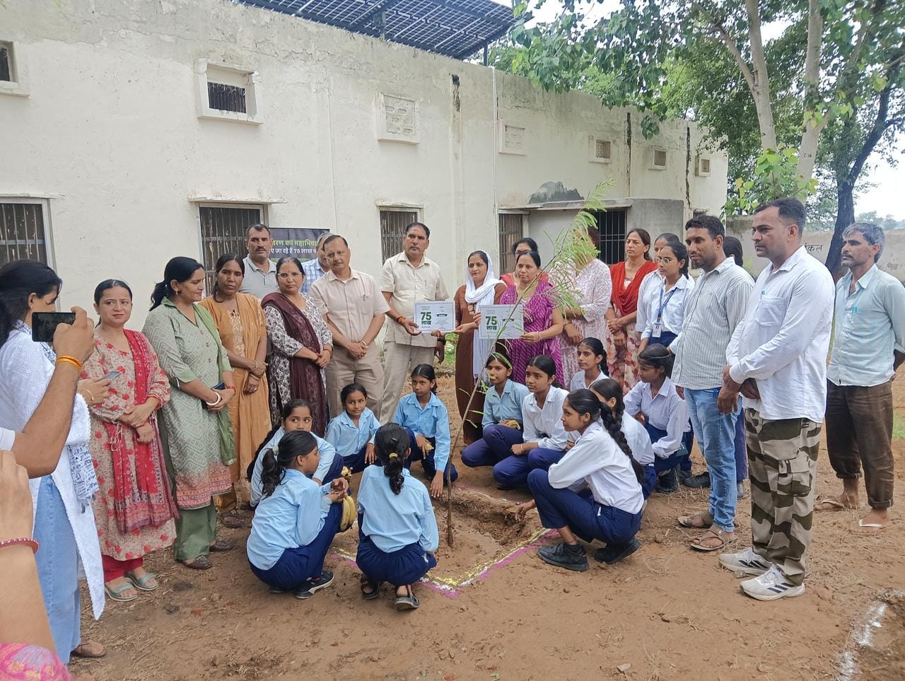 स्कूल में पौधरोपण करते समिति के पदाधिकारी, विद्यार्थी व स्टाफ। स्रोत : स्कूल