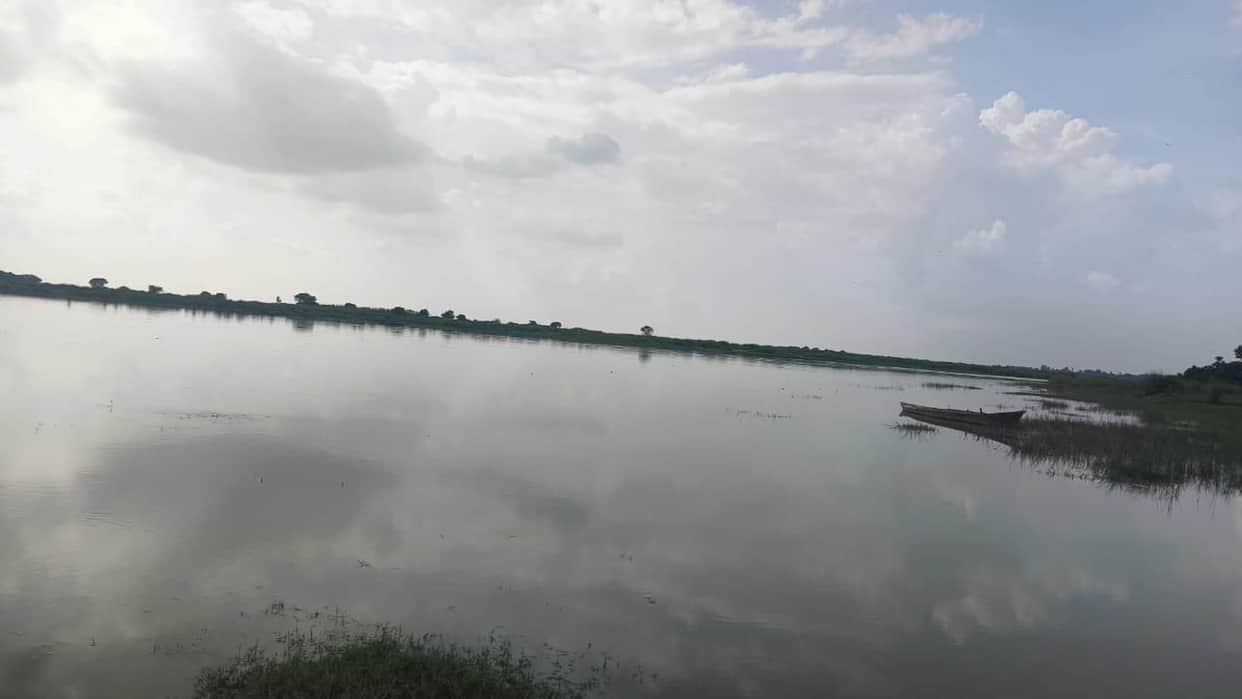 Saryu overflows; water begins entering fields; nine villages face flood threat.