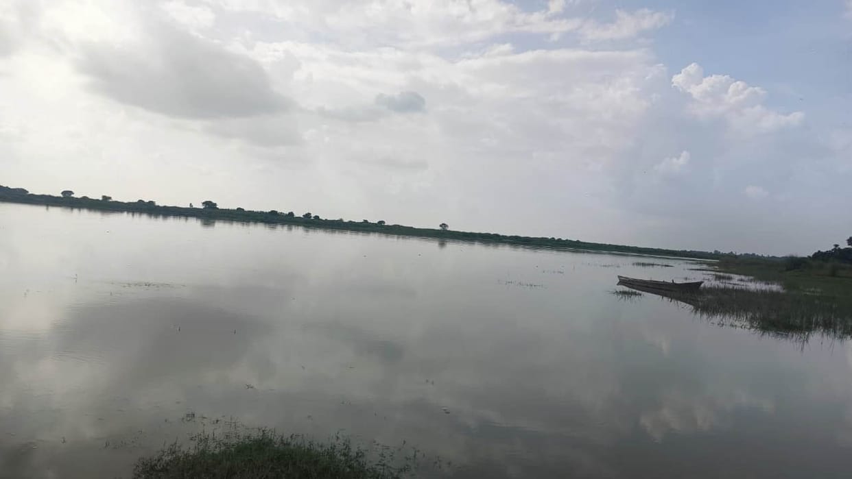 Saryu overflows; water begins entering fields; nine villages face flood threat.