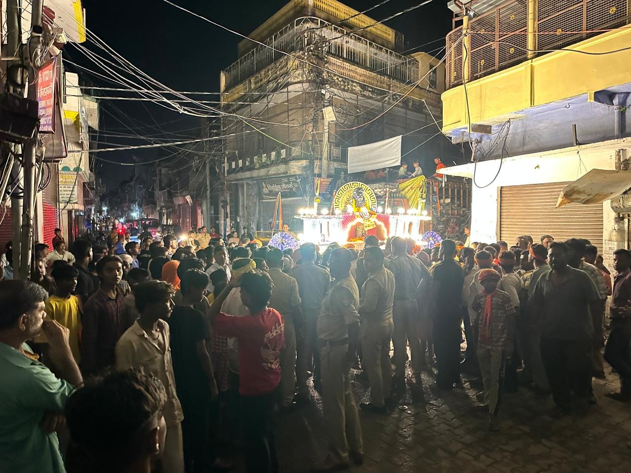 सुनहरी मस्जिद चौराहे के पास कांवड़ियों को रोकती पुलिस। संवाद