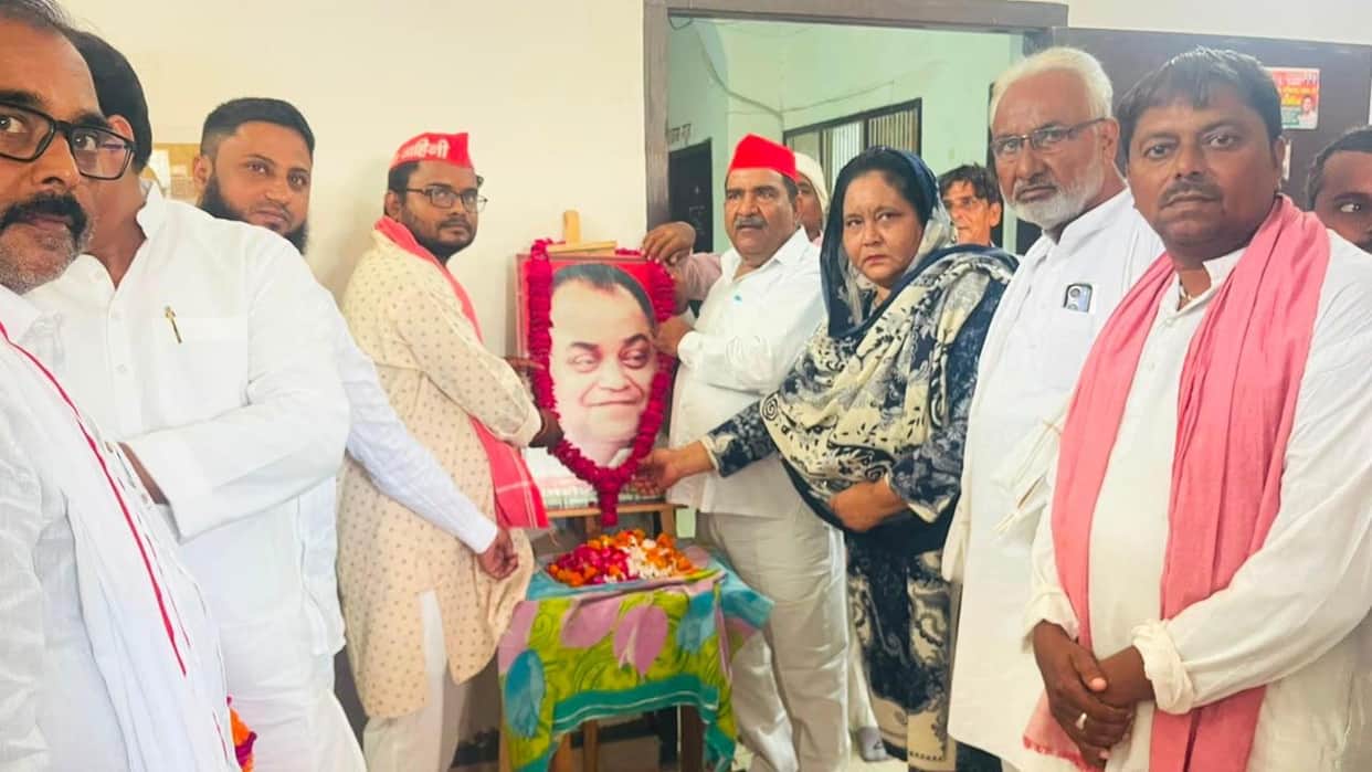 SP members celebrated Janeshwar Mishra's birth anniversary with reverence.