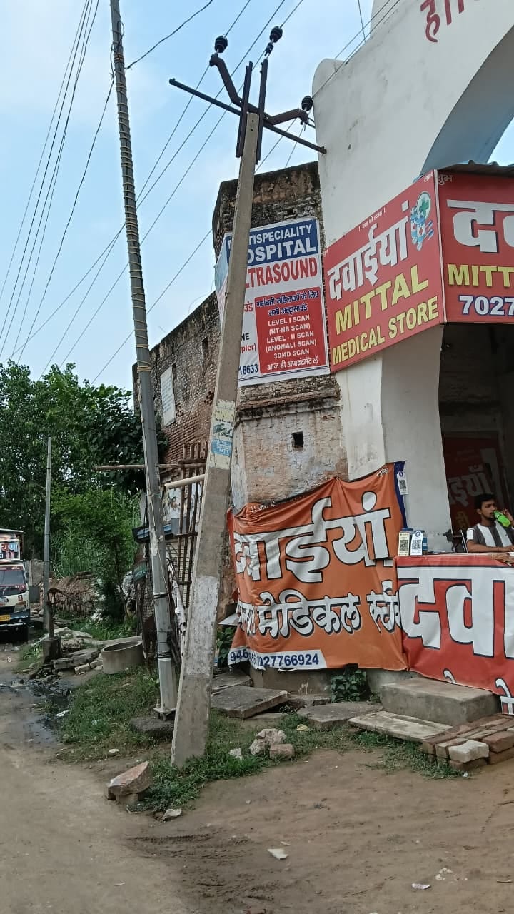 Charkhi Dadri News: झुके और क्षतिग्रस्त बिजली के खंभे बने हादसों का कारण, शिकायतों के बाद भी कार्रवाई नहीं