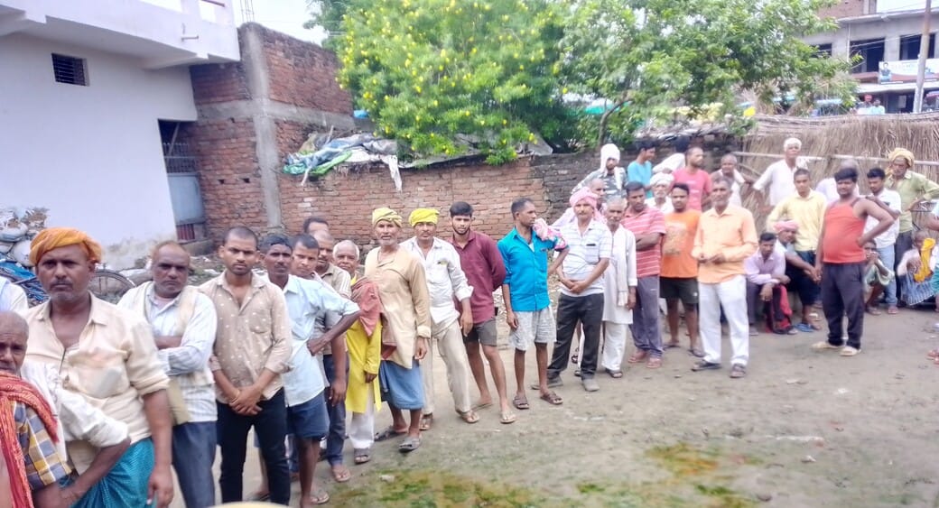 साधन सहकारी समिति दयाछपरा में यूरिया खाद के लिए लगी किसानों की लंबी कतार।संवाद