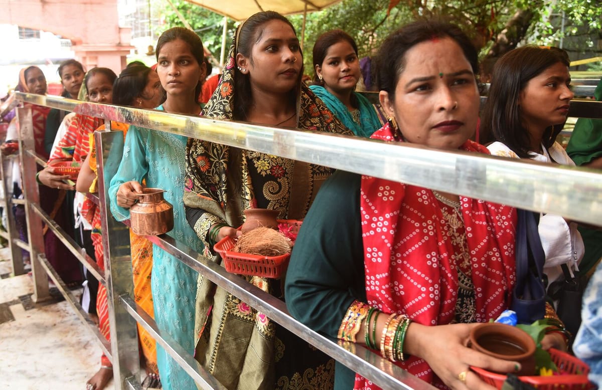 Lucknow News: सावन के पहले बुधवार पर बुद्धेश्वर मंदिर में उमड़ी आस्था