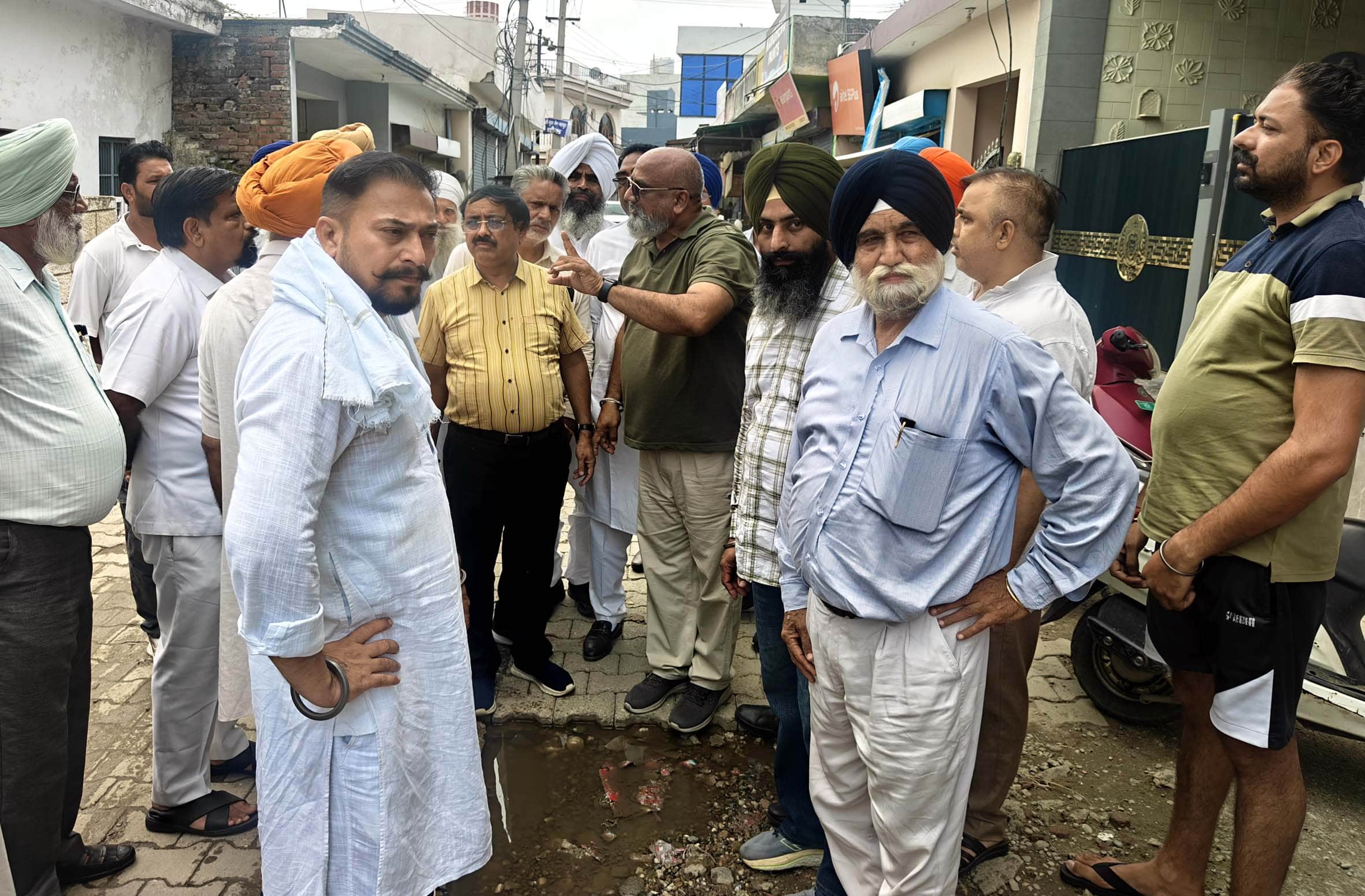 शाहाबाद। नपा अधिकारीयों डेहा कॉलोनी सड़क की बदहाली दिखाते विधायक और संघर्ष समिति के सदस्य। स्वयं