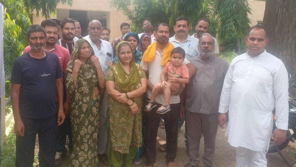 Bhiwani News: अघोषित बिजली कटों से भड़के वार्ड 24 और 27 के लोग, एक्सईएन को सौंपा मांग पत्र