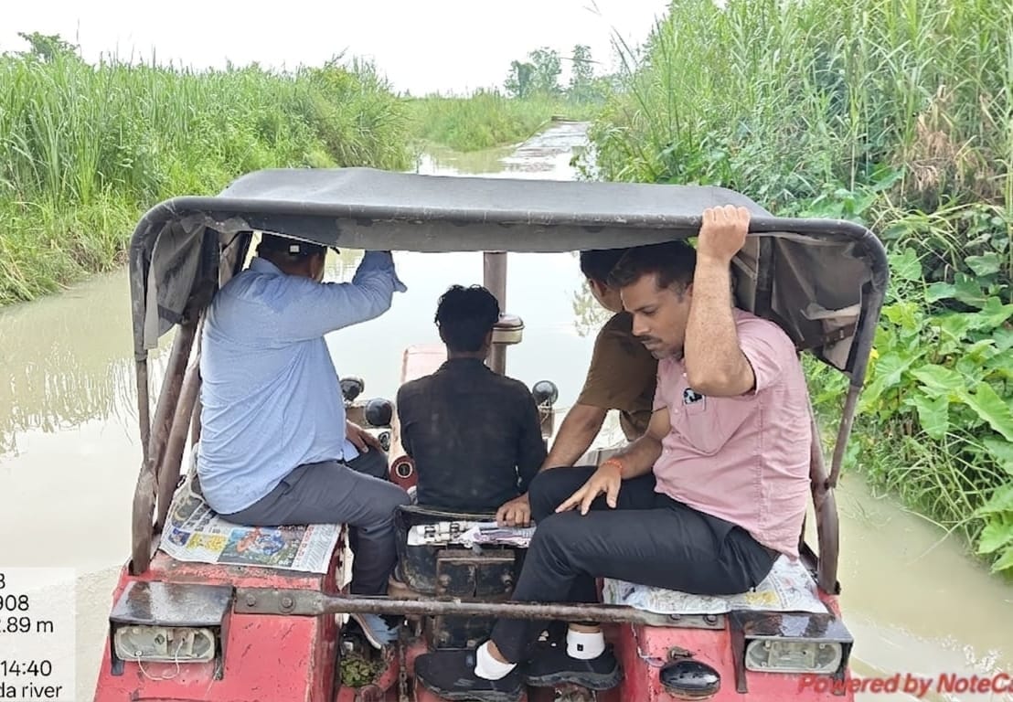 शारदा नदीपार ट्रैक्टर पर बैठकर कटान देखने जाते बाढ़ खंड के अधीक्षण अभियंता और अधिशासी अभियंता -
