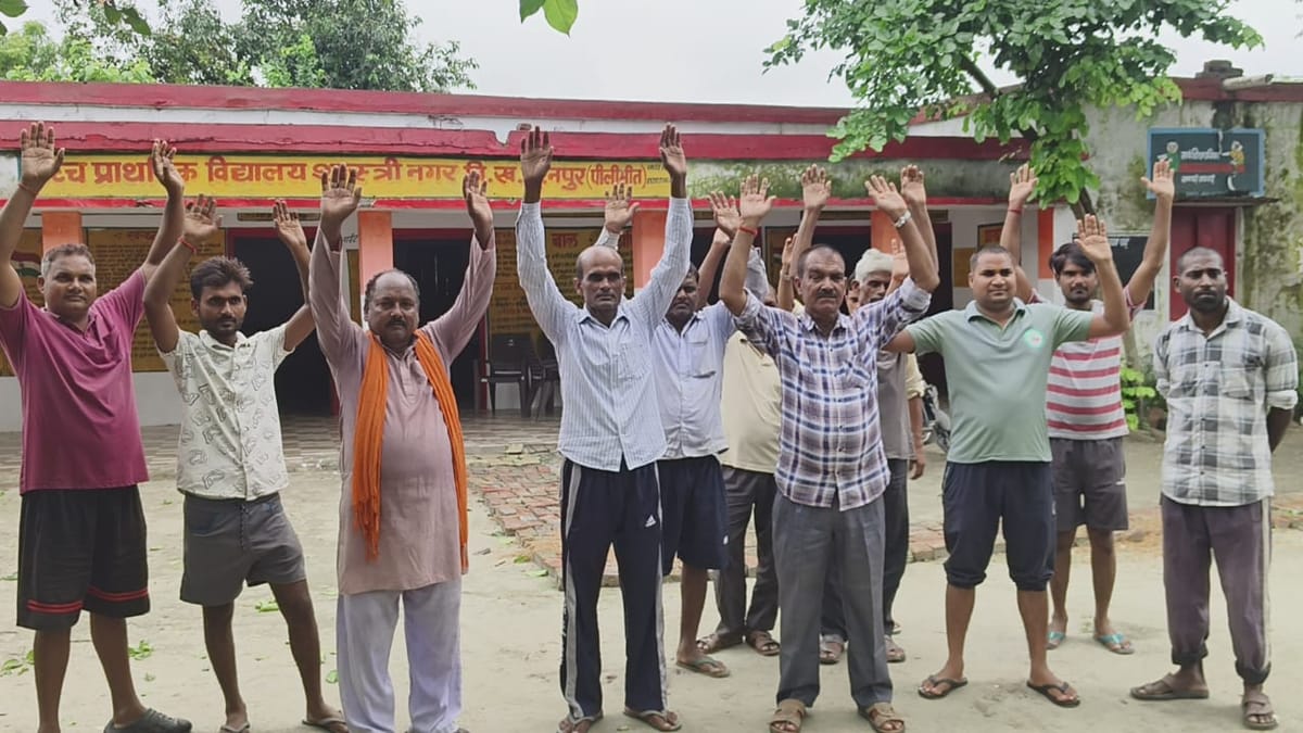 Pilibhit News: शिक्षक की तैनाती न होने पर किया प्रदर्शन