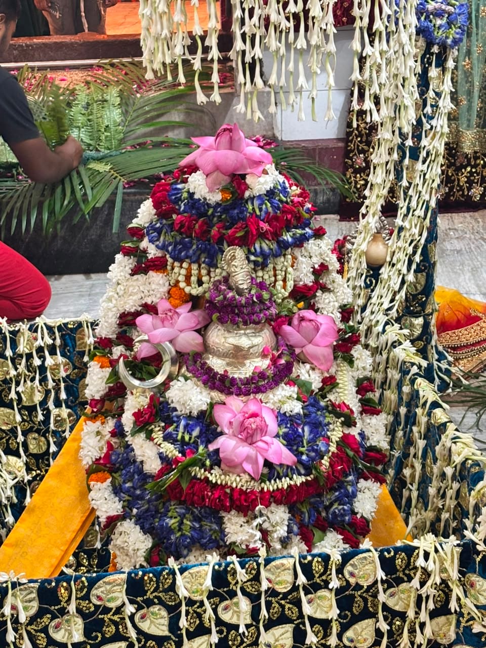 Trilochan Mahadev: A court decorated with flowers and lights in the supernatural Shayan Aarti