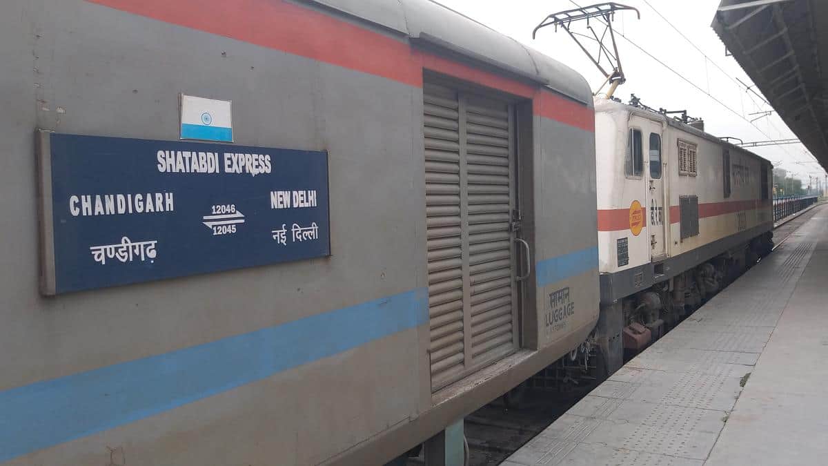 ट्रेन नंबर 12046 चंडीगढ़-नई दिल्ली शताब्दी एक्सप्रेस। रेलवें