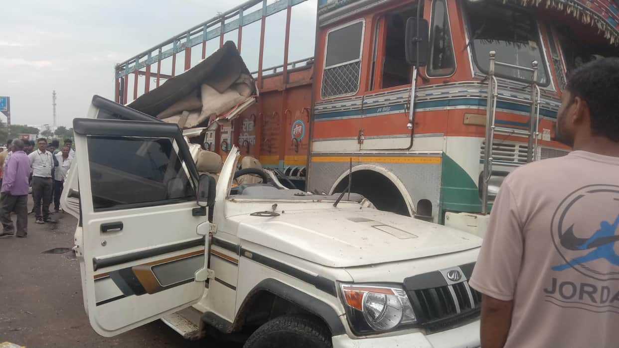 Sagar Road Accident: Bolero Crashes into Parked Truck, 2 Women Dead, 2 Injured
