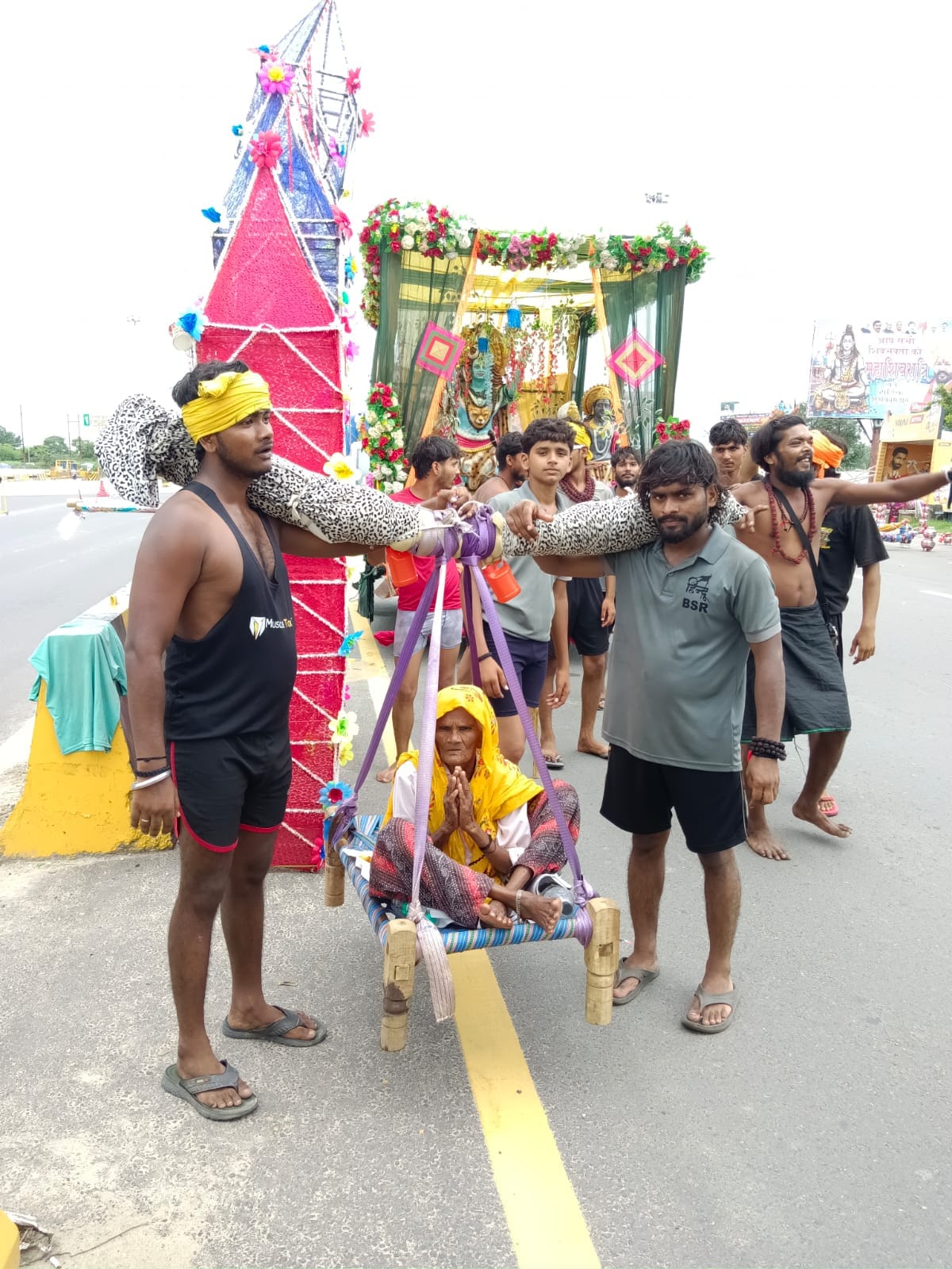Grandmother's unfulfilled wish for the Kanwar Yatra... 24 grandsons carried it on their shoulders to complete it.
