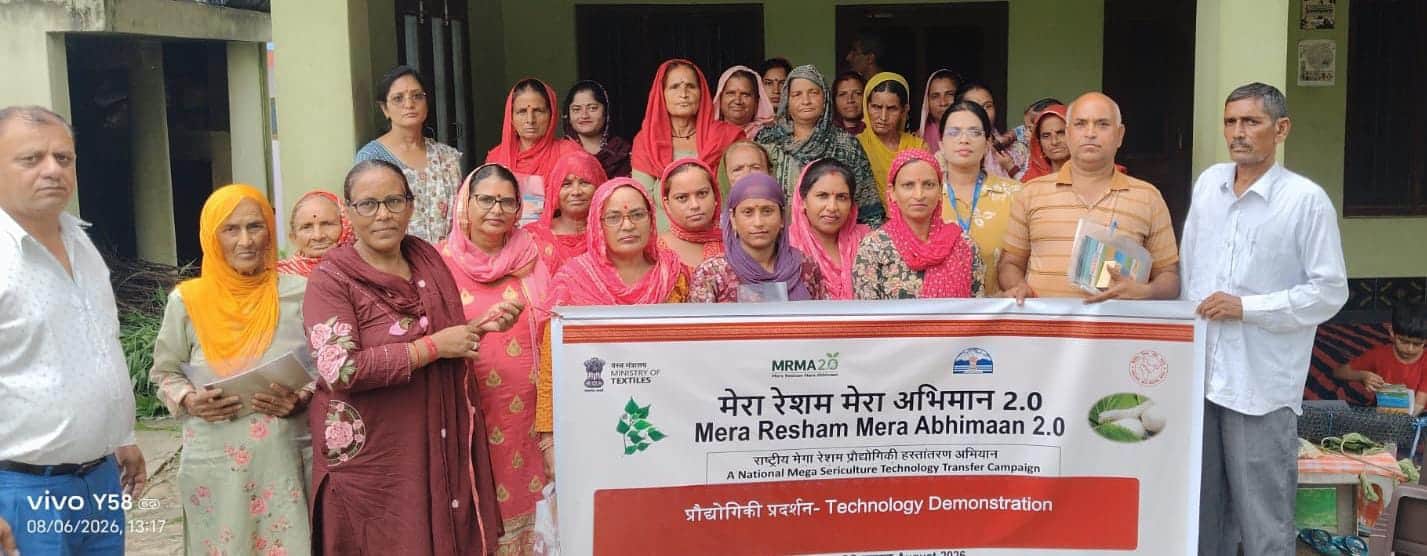 दाड़ी-चुवाड़ी में आयोजित  प्रौद्योगिकी सह प्रदर्शन कार्यक्रम में मौजूद लोग व अधिकारी। स्रोत: जा