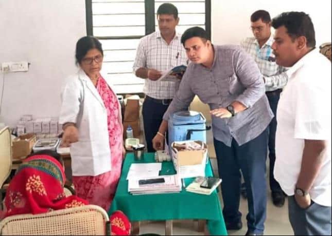 वीएचएसएनडी सत्र का औचक निरीक्षण करते डीएम। संवाद