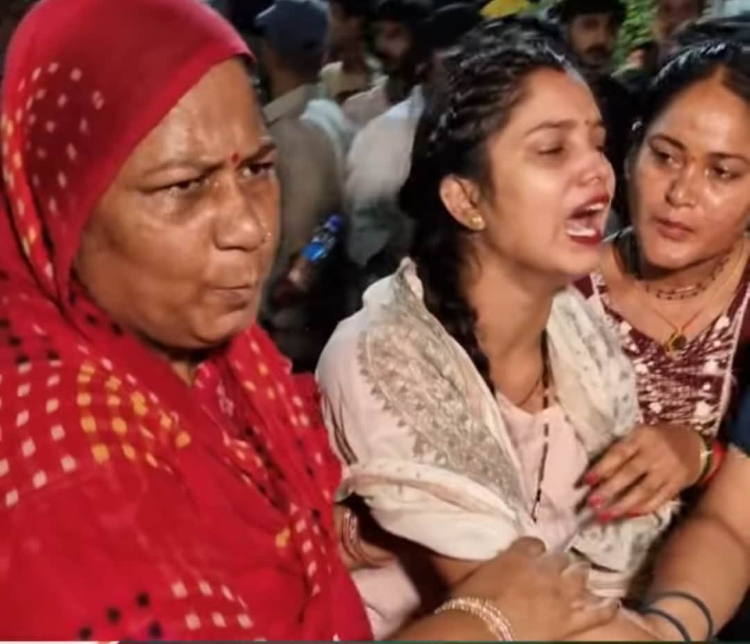 विलाप करती बीरु की पत्नी स्वयं