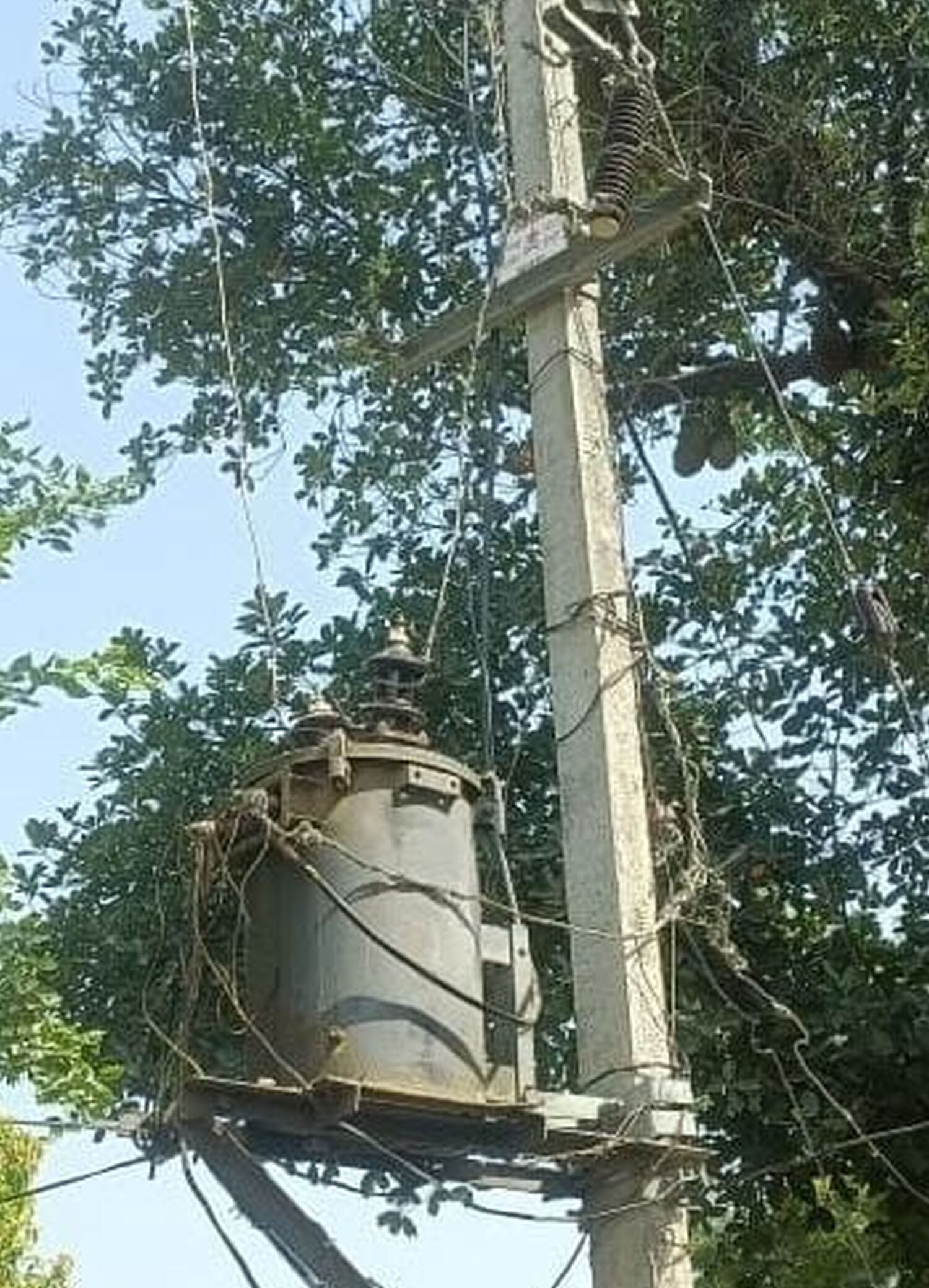 विष्णु गोपालपुर का खराब ट्रांसफार्मर। स्रोत- ग्रामीण