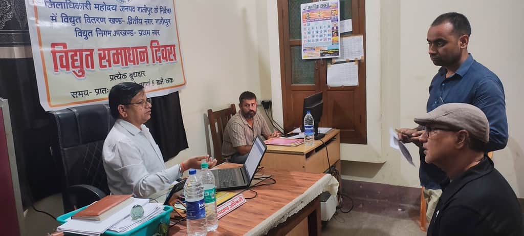 विद्युत वितरण खंड-द्वितीय नगर के उपखंड प्रथम नगर कार्यालय परिसर में लगे शिविर उपभोक्ताओं की समस