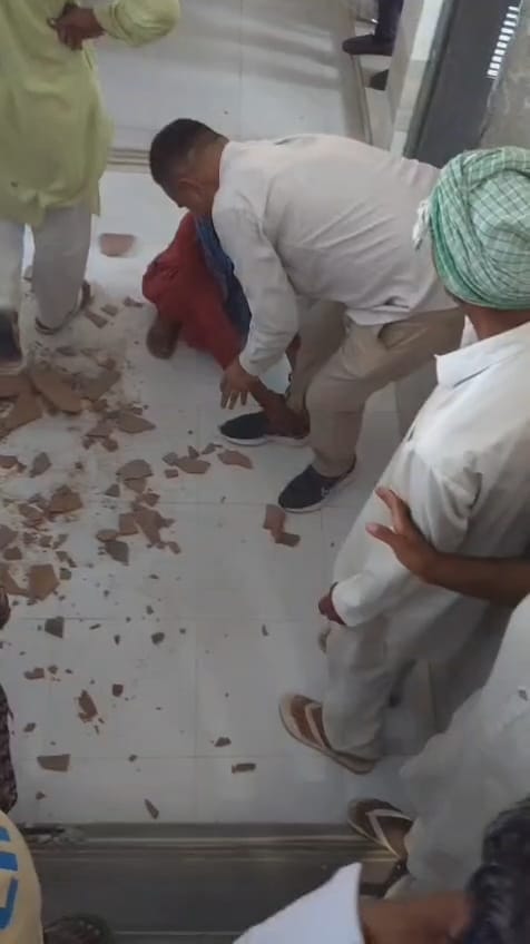 An elderly woman grabbed the JE's feet for water, only let go after getting assurance, women of Basra protested by breaking pots at the XEN office.