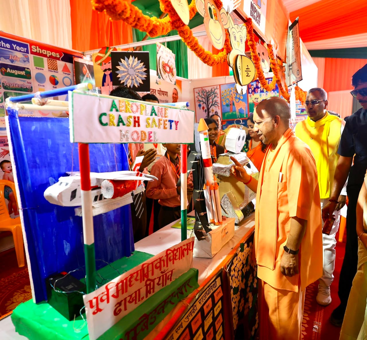 आलापुर तहसील क्षेत्र के गोविंद साहब मेला परिसर में शुक्रवार को बच्चों के बनाए गए क्रॉफ्ट व मॉडल