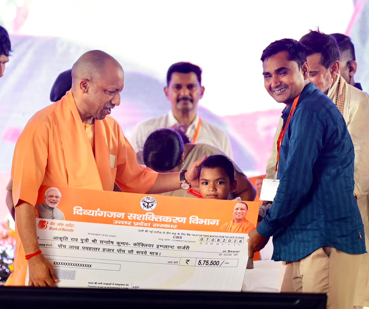 आलापुर तहसील क्षेत्र के गोविंद साहब मेला परिसर में शुक्रवार को कार्यक्रम के दौरान जनसभा स्थल पर