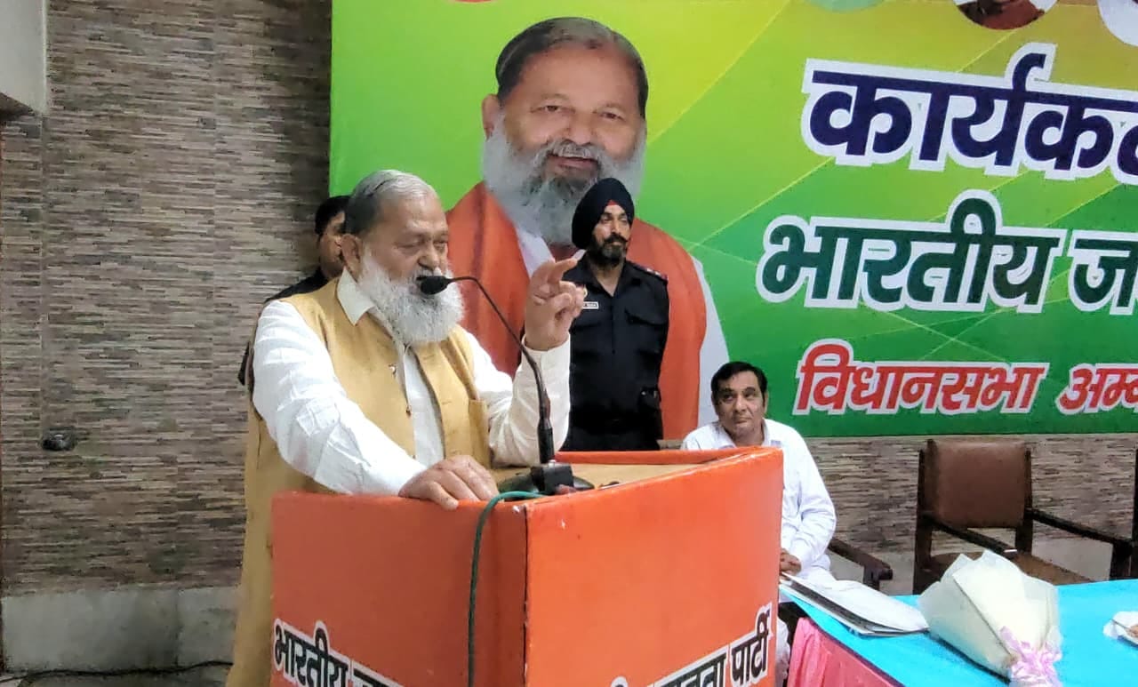अंबाला छावनी की अग्रवाल धर्मशाला में आयोजित कार्यक्रम में फ्री होल्ड मुद्दे की जानकारी देते उर्