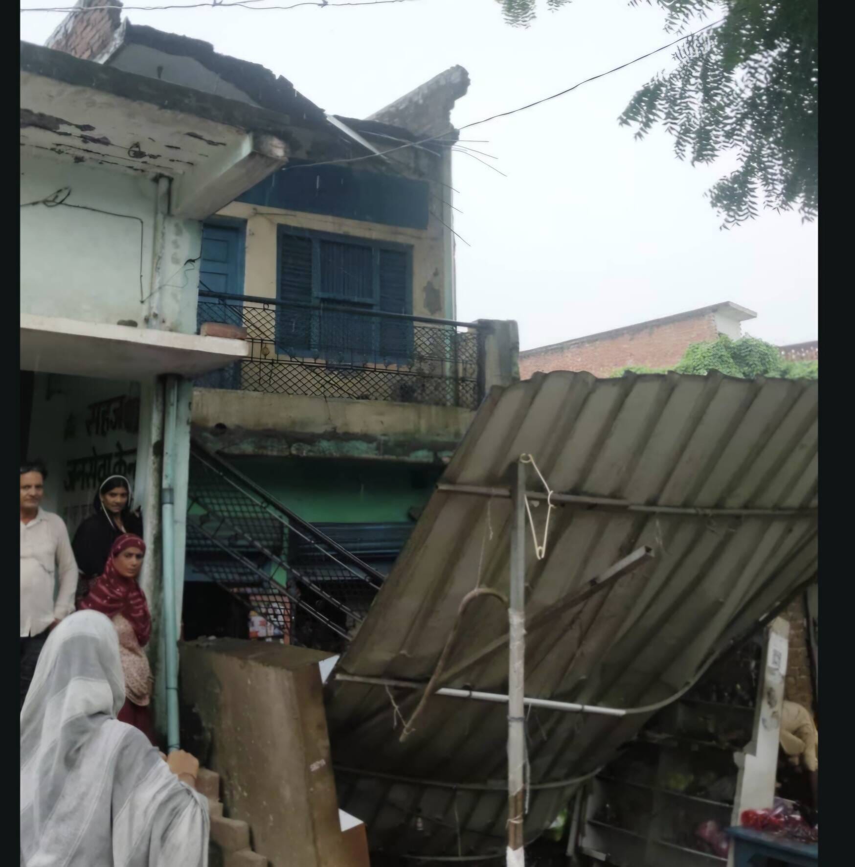 Laborer dies after wall collapses; houses damaged in several places.