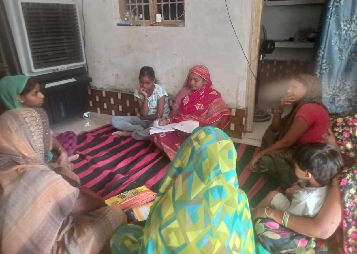 अलीगंज ब्लॉक क्षेत्र में कार्य करतीं समूह की महिलाएं। संवाद