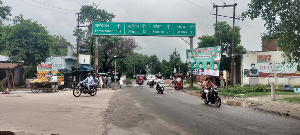 अलीगंज मार्ग जो जगह-जगह टूट गया है और इसकी चौड़ाई भी कम है। संवाद