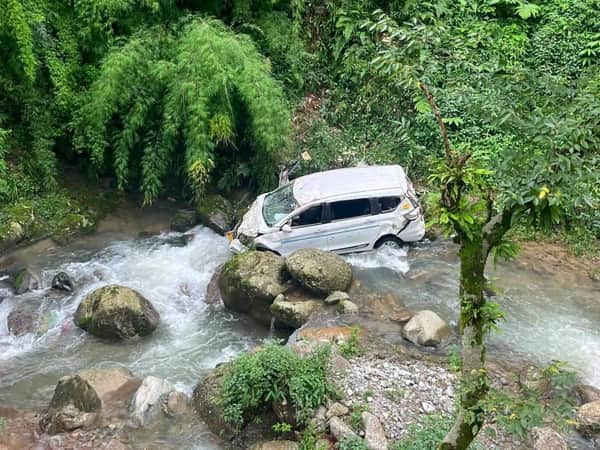 Car plunges into Lot ravine; husband and wife injured.