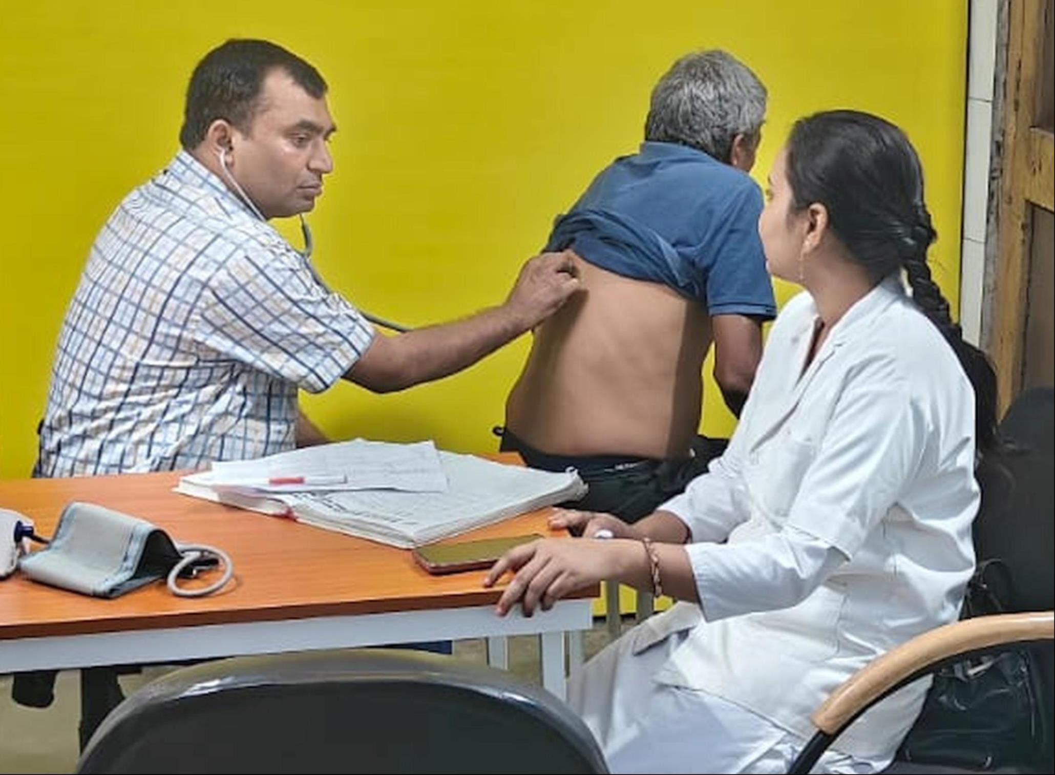 बहराइच मेडिकल कॉलेज में मरीज देखते चिकित्सक। -संवाद