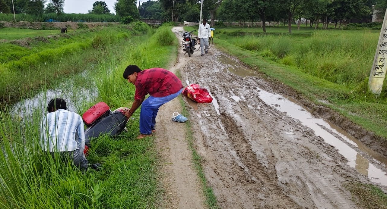 बाइक फिसलने से नहर में गिरा युवक।