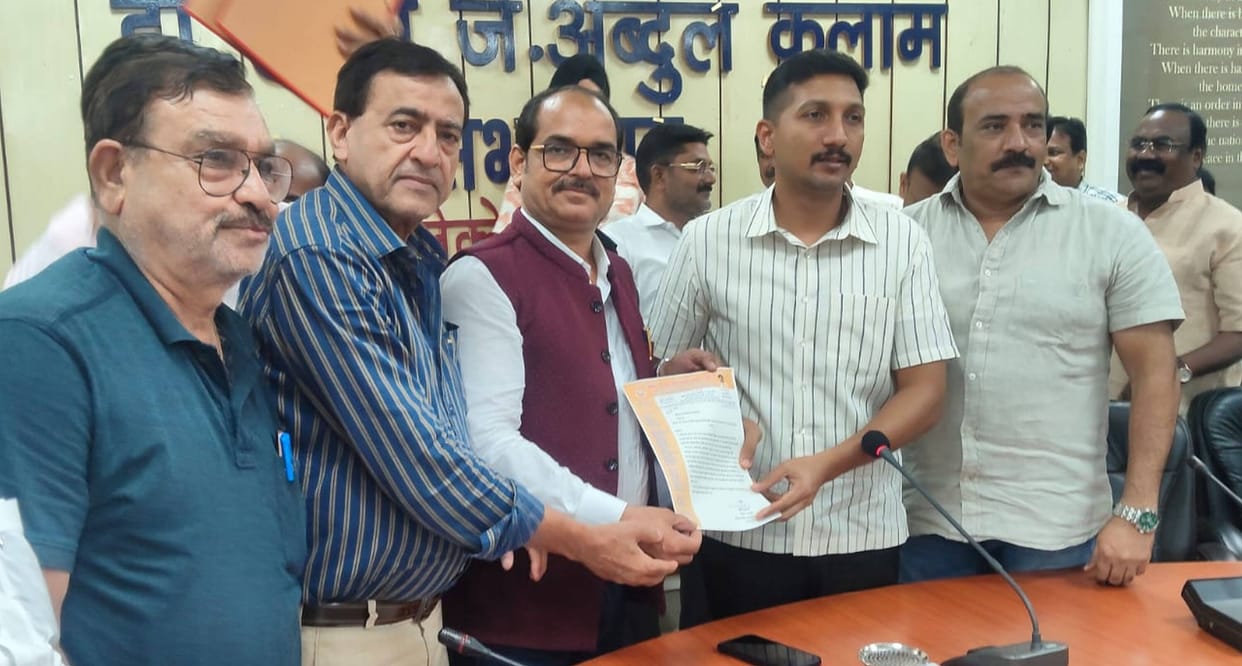 Traders raised the issue of arbitrary electricity load and hiked commercial property tax