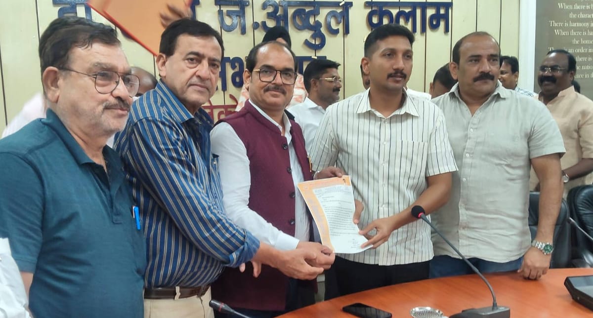Lucknow News: व्यापारियों ने मनमाने बिजली लोड और बढ़े वाणिज्यिक गृहकर का मुद्दा उठाया