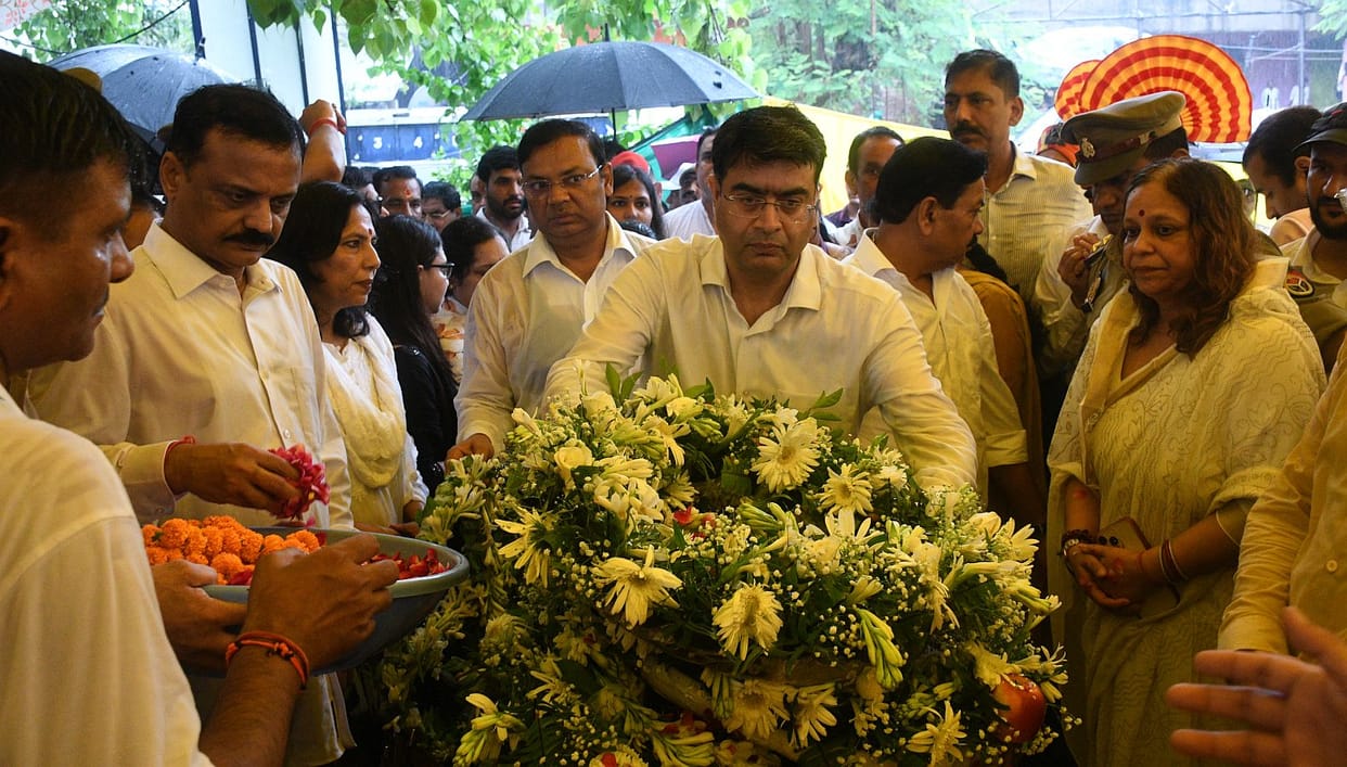 Politicians and officials attended the final journey of the DGP's father