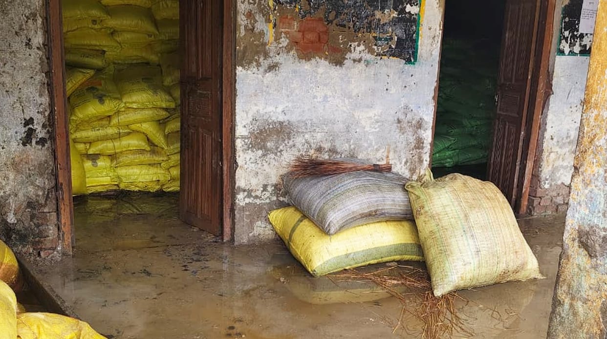 Rainwater entered the cooperative society's warehouse; bags of DAP and urea got wet.
