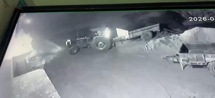 फोटो - 01 ट्रैक्टर से ट्राली चोरी कर ले जाते चोर। सीसीटीवी