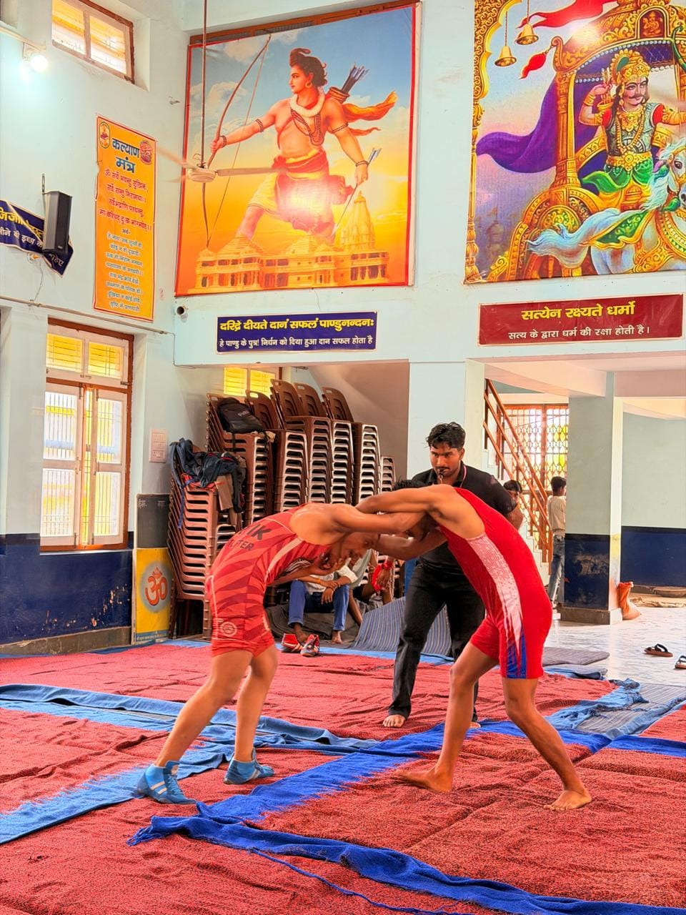 फोटो 02 कासगंज के सूरज प्रसाद डागा विद्यालय में कुश्ती में दावपेच दिखाते खिलाड़ी। स्रोत: संवाद