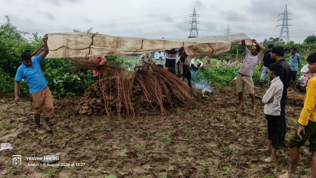 The last rites were performed by putting a tarpaulin in the field