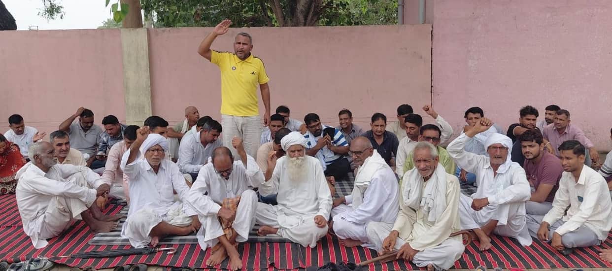Electricity Corporation employees raised slogans against the government in protest against privatization.