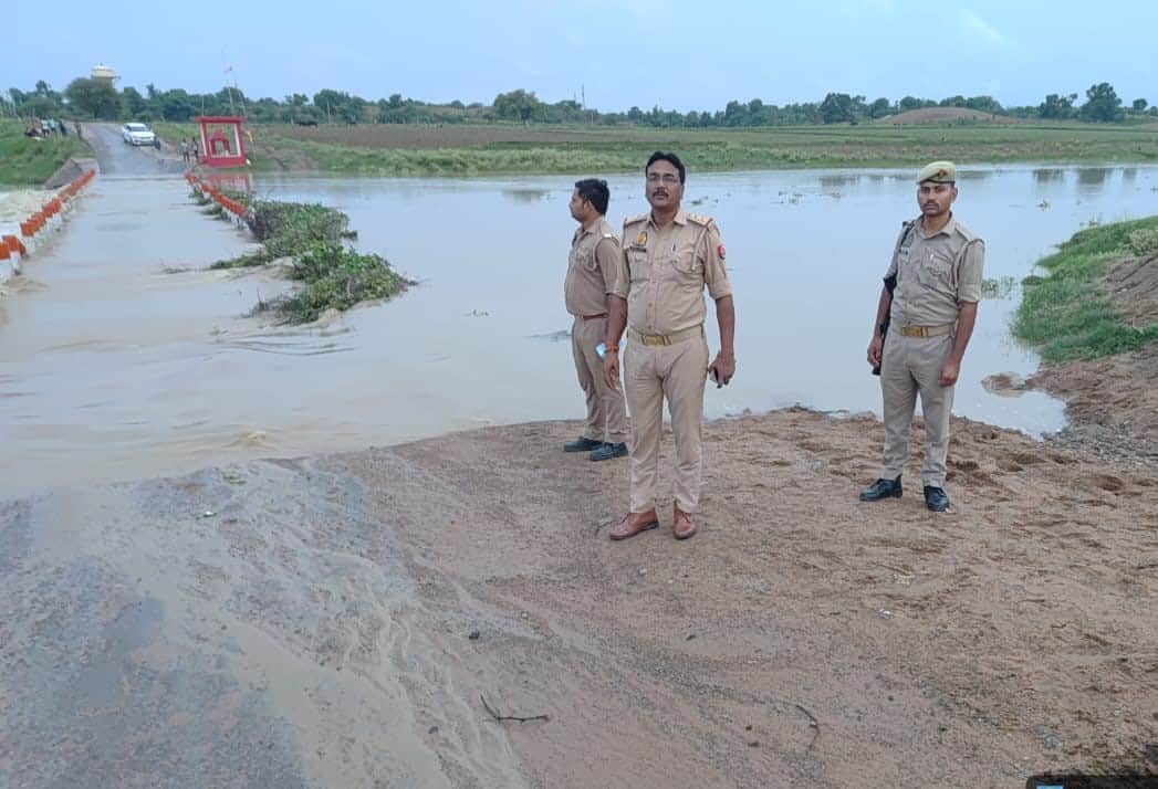 फोटो 11- अमारा-गौरी कला में रपटा पुल के ऊपर से बहता पानी व मौजूद पुलिस बल।