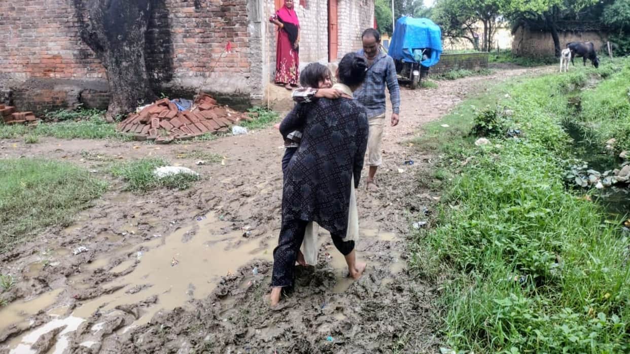 Unpaved road turned into a quagmire; passage extremely difficult.