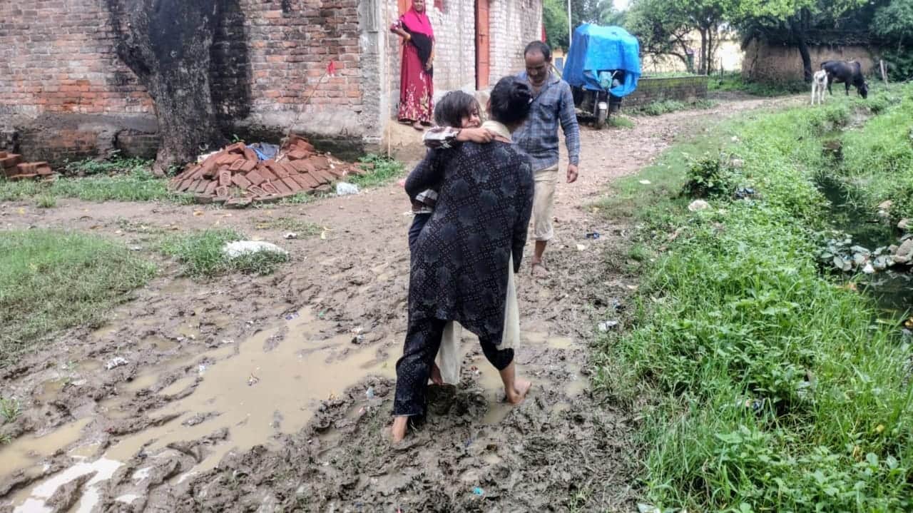 फोटो 14- तिंदवारी कस्बे के कबीर नगर में कीचड़ युक्त मार्ग से गुजरते स्थानीय। संवाद