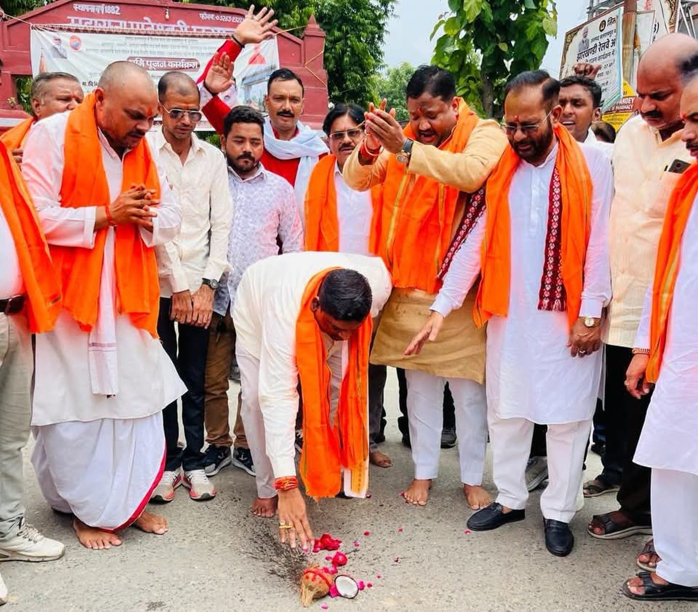 फोटो-18- नगर के तुलसीपुर मार्ग पर नारियल फोड़ कर ओवरब्रिज निर्माण कार्य का शिलान्यास करते सदर 